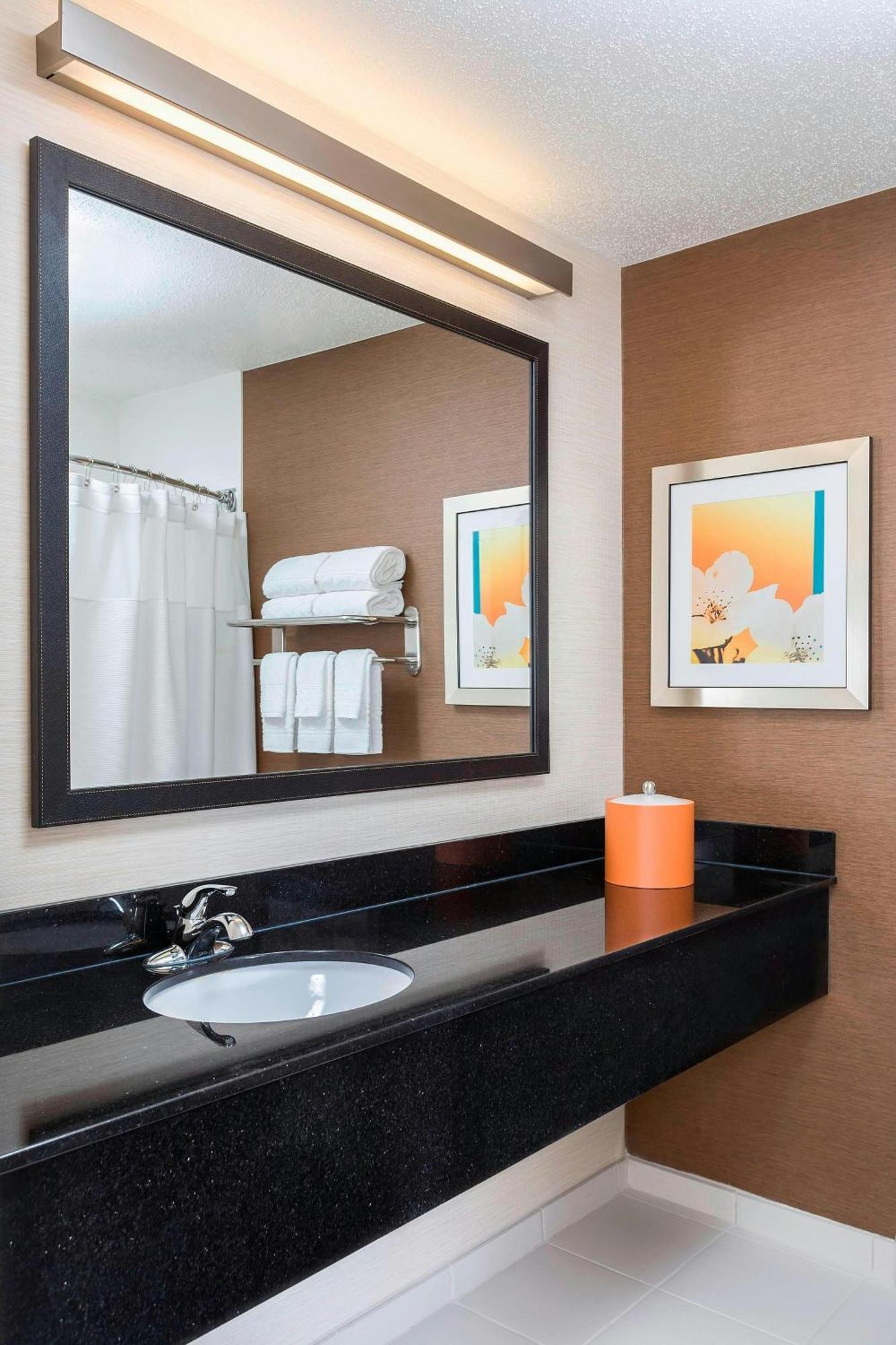 Fairfield Inn & Suites Dallas Park Central Экстерьер фото